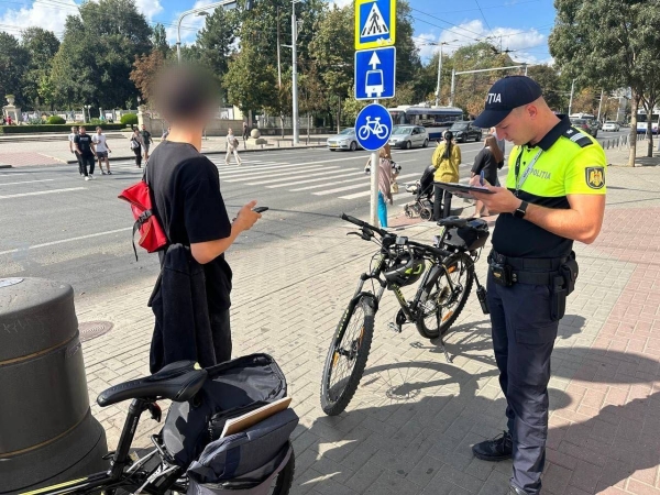 Sute de încălcări ale regulilor de circulație, comise de conducătorii de trotinete și biciclete