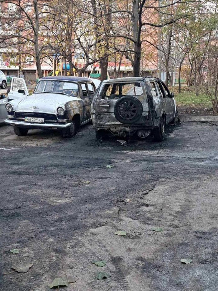 Trei automobile au ars într-o curte din sectorul Buiucani