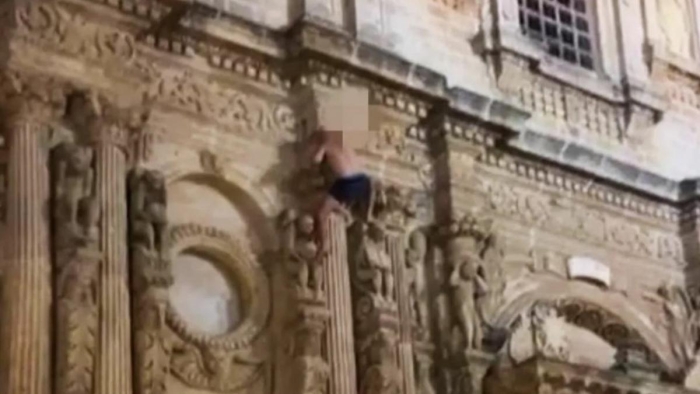 Un moldovean s-a urcat pe fațada bisericii din regiunea italiană