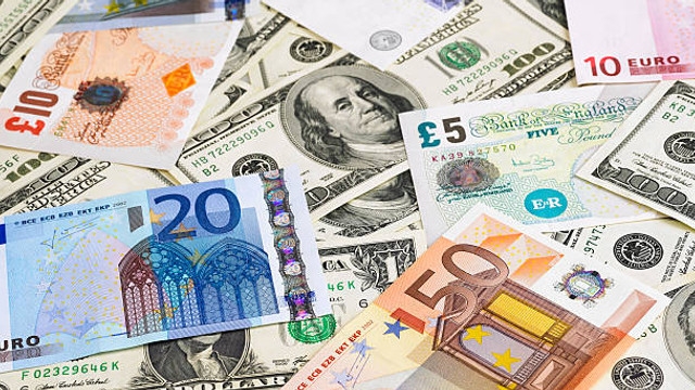 Cât valorează un euro și un dolar?