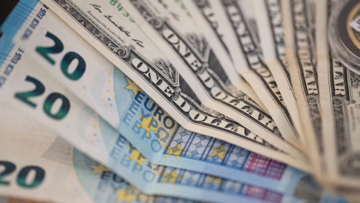 Cât valorează un euro și un dolar?