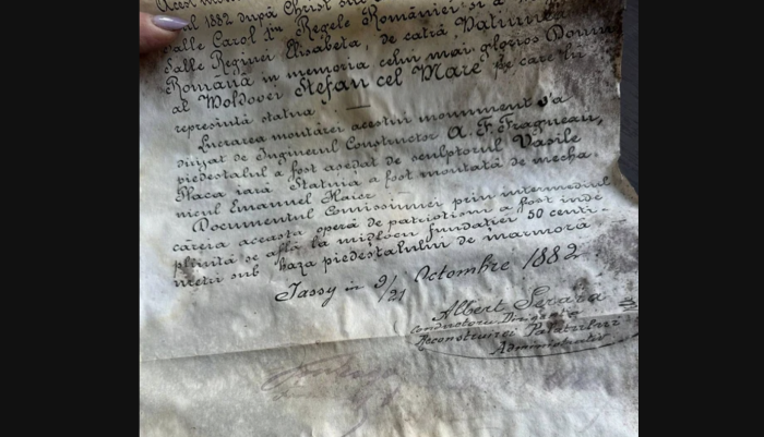 O scrisoare ascunsă în statuia lui Ștefan cel Mare, descoperită în timpul restaurării