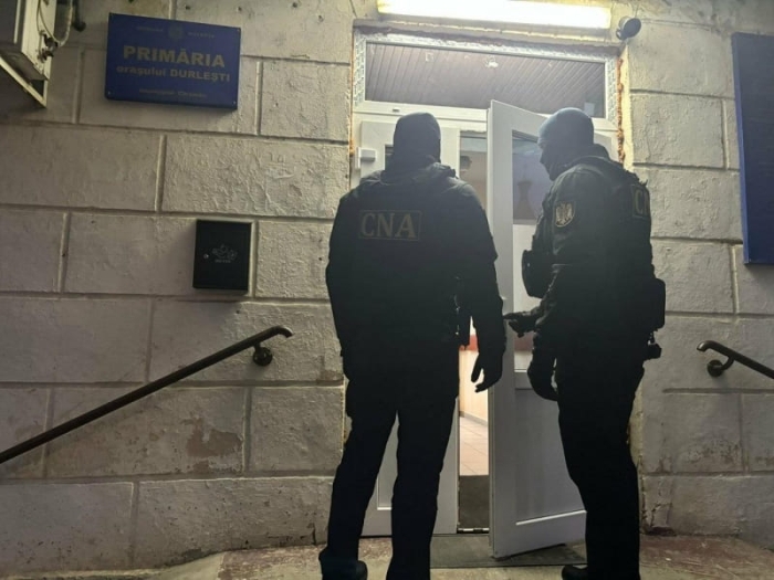 Opt persoane reținute în urma perchezițiilor la Primăria Durlești