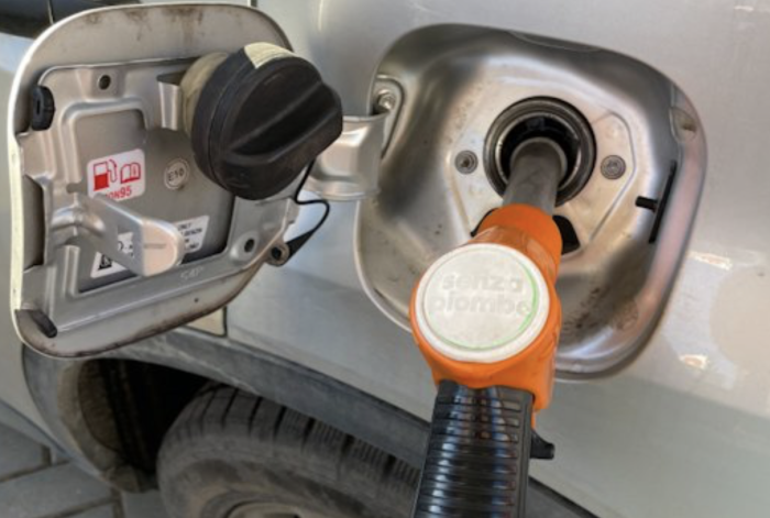 Polonia plafonează prețurile la carburanți