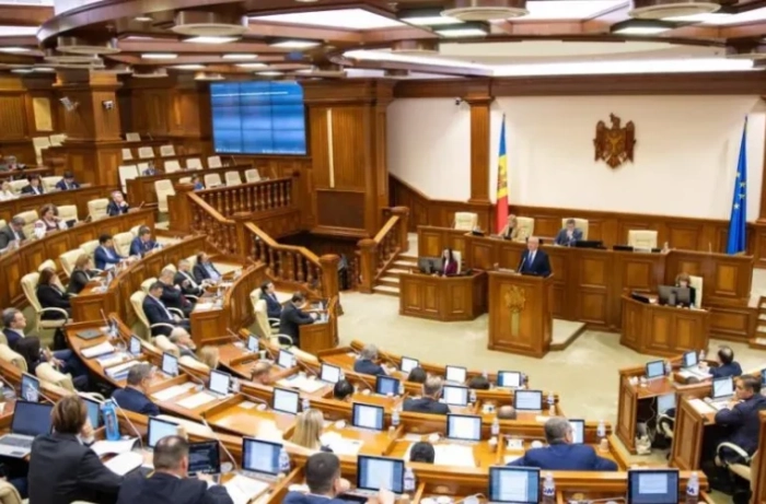 Opoziția cere reducerea numărului deputaților