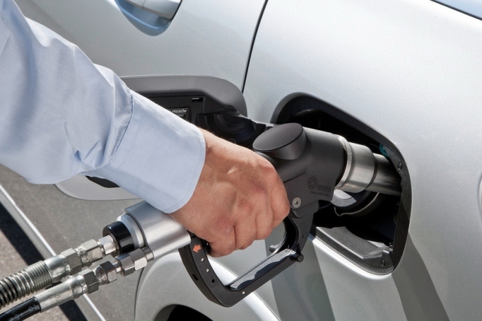 Motorina se ieftinește, iar benzina se scumpește