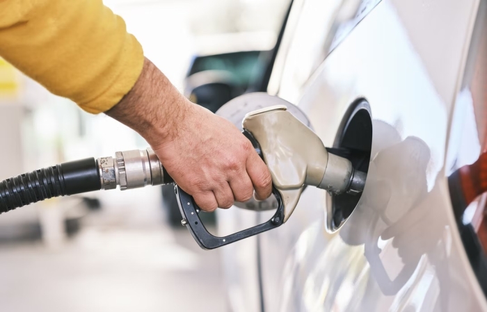 Motorina se ieftinește, benzina se scumpește