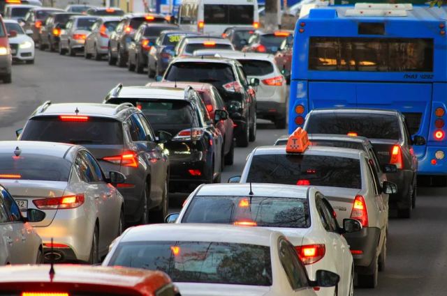 Zilnic, pe străzile Chișinăului circulă 400 de mii de automobile