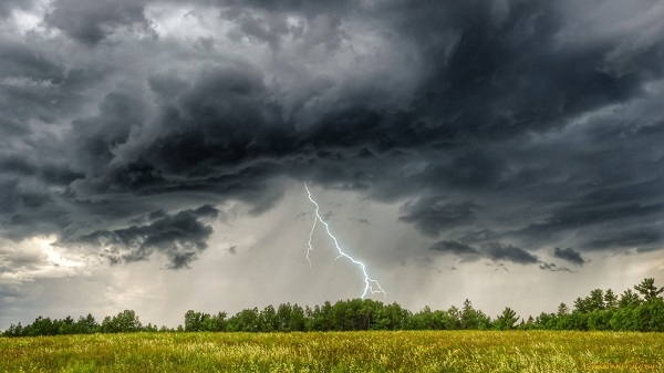 Meteorologii au prelungit codul galben de instabilitate atmosferică