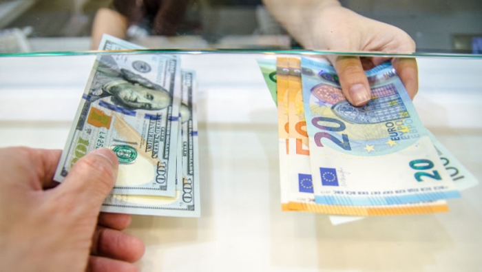Euro și Dolarul cresc în weekend