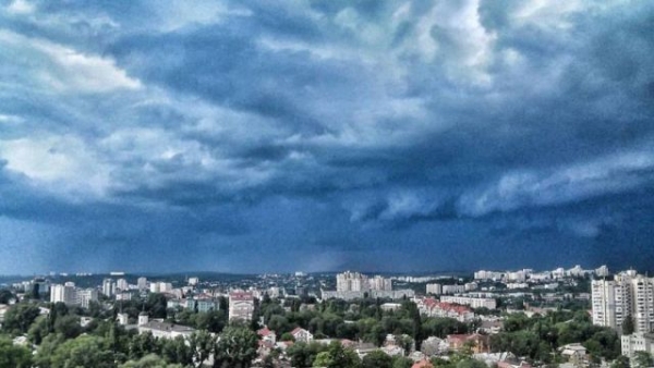 Weekendul instabil: ploi, furtuni și vânt puternic