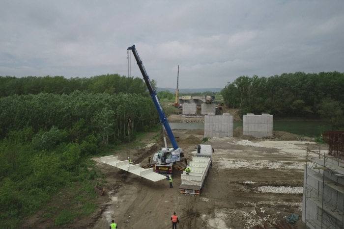 Lucrările de construcție a podului de la Ungheni, executate în proporție de 50%