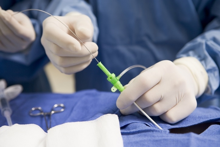 Copil de 12 ani salvat prin implantarea unui stimulator cardiac fără fir