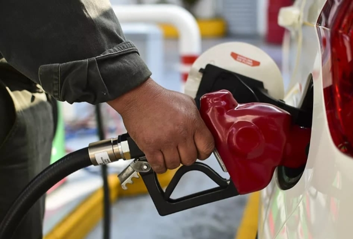 Benzina mai scumpă, motorina mai ieftină