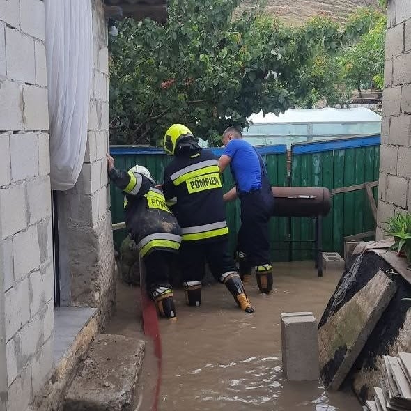 Ploile torențiale au provocat inundații