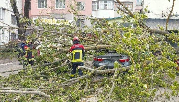 Consecințele ploilor: mașini blocate în noroi