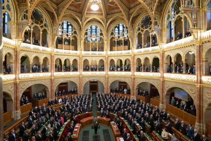 Deputații ungari și-au redus salariile cu 40%