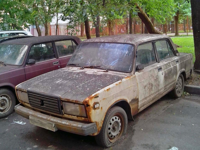 Mașinile abandonate ar putea fi evacuate