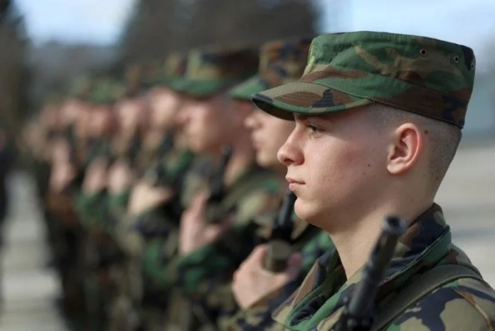 Militarii și polițiștii se vor pensiona mai târziu
