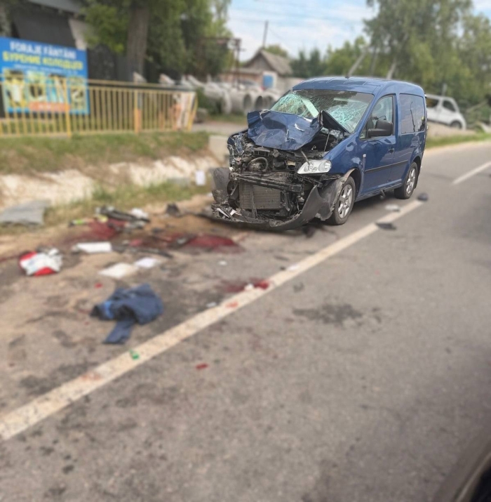 Doi polițiști, loviți violent de un automobil