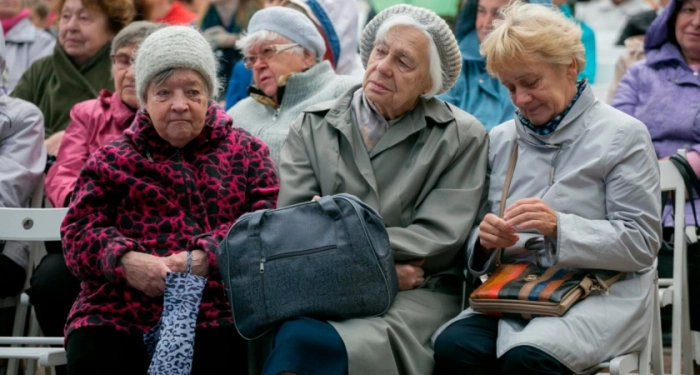 Femeile, pensionate la 62 de ani