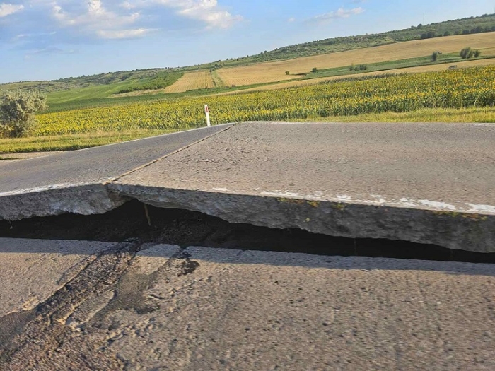 Temperaturile extreme au început să afecteze infrastructura rutieră