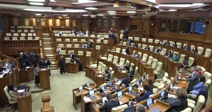 Opoziția cere alegeri anticipate