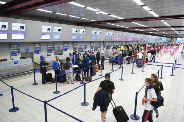 Aeroportul recomandă călătorilor să se prezinte la terminal cu cel puțin trei ore înainte de zbor