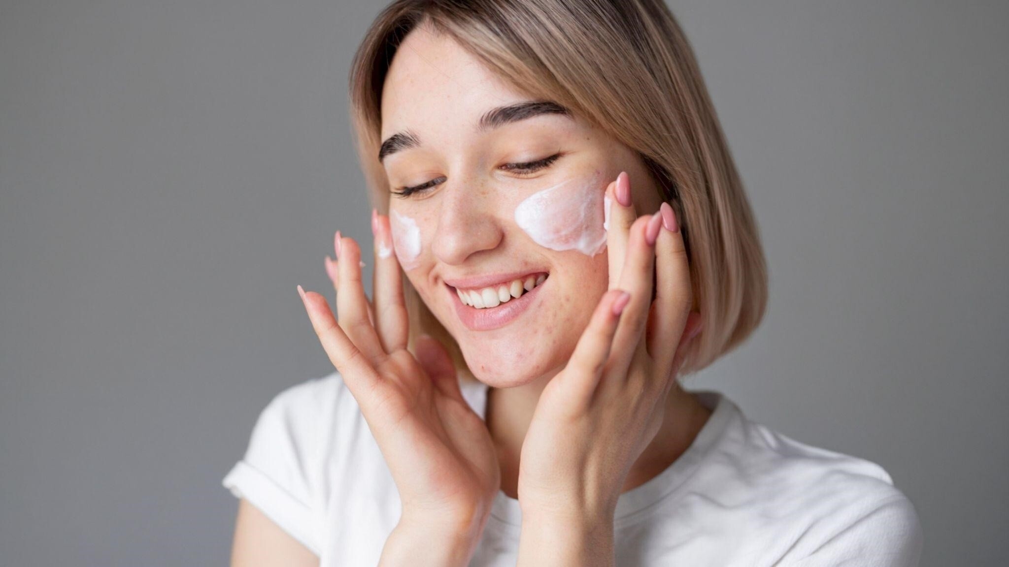 SPF fără coșuri în august: cum alegi textura fluidă care nu încarcă tenul acneic sau mixt